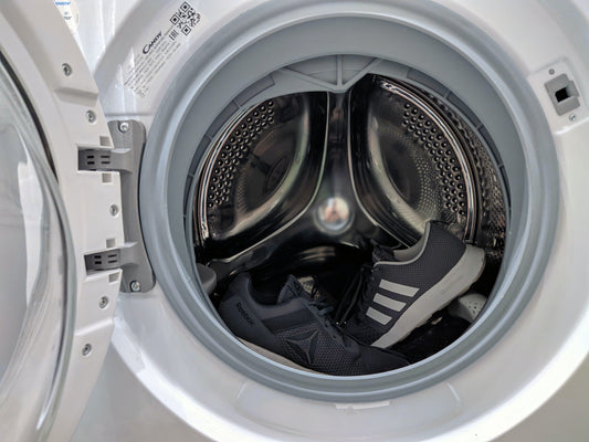 Waarom je je sneakers niet in de wasmachine moet wassen (en hoe dan wel)